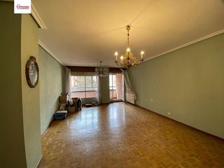 Piso en venta en Plaza España - Villa Pilar - Reyes Católicos - Vadillos en Burgos