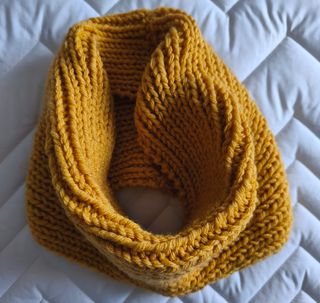 Scaldacollo fatto a mano giallo