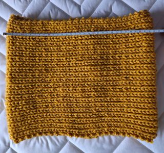 Scaldacollo fatto a mano giallo