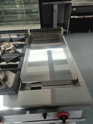 Cocina 4 fuegos ,plancha y horno    636336175