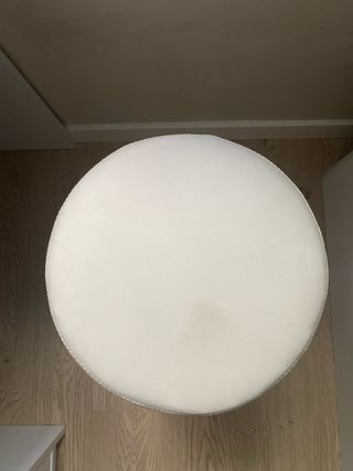 Taburete blanco y plateado