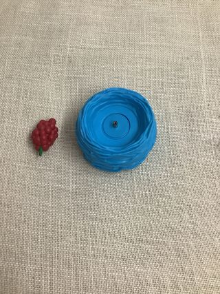 Búho rosa con nido y baya