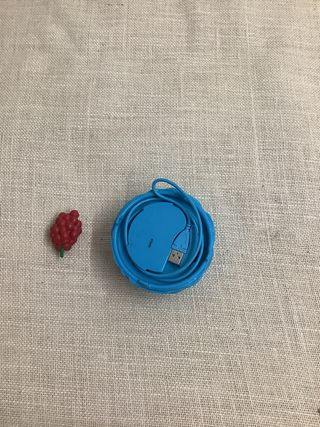 Búho rosa con nido y baya