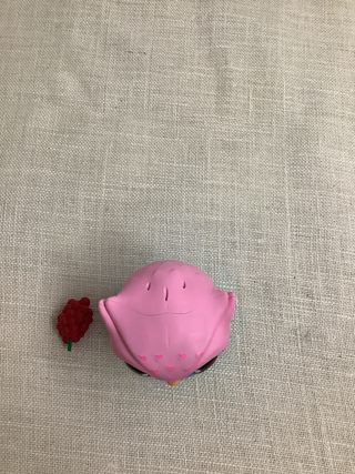 Búho rosa con nido y baya