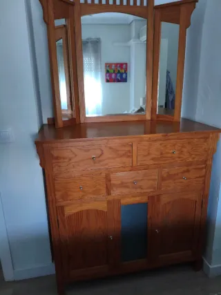 Cómoda de madera con espejo