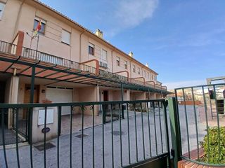 Casa adosada en venta en Baza