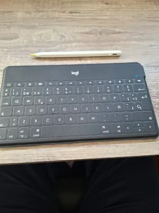 Teclado Logitech y Lápiz Óptico Metapen