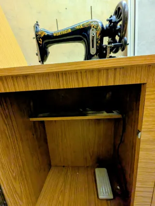 Máquina de coser Wertheim antigua