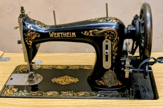 Máquina de coser Wertheim antigua
