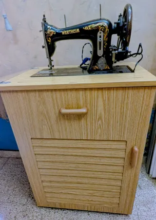 Máquina de coser Wertheim antigua