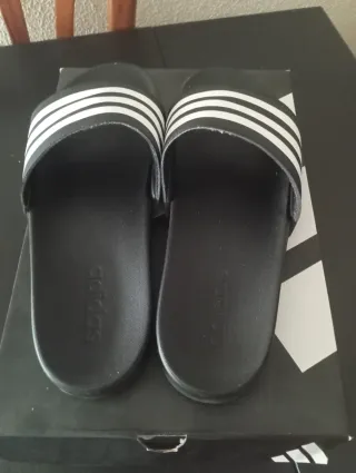 Chanclas Adidas Negras y Blancas
