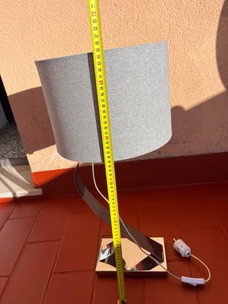 Lámpara de mesa moderna