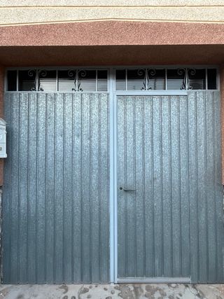 Puerta de chapa con tragaluz