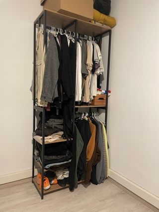 Guardaroba in metallo e legno