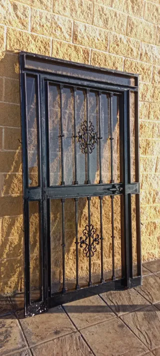 Composición cancela fijo + puerta con cristales.