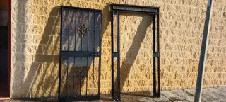 Composición cancela fijo + puerta con cristales.