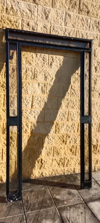 Composición cancela fijo + puerta con cristales.