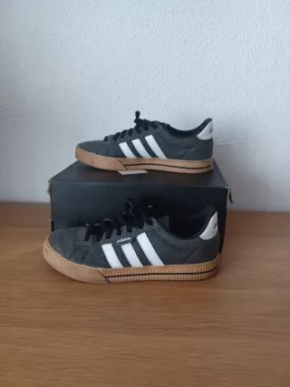 Zapatillas Adidas Negras y Blancas