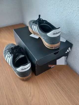 Zapatillas Adidas Negras y Blancas