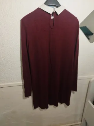 Vestido burdeos con cuello blanco