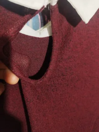 Vestido burdeos con cuello blanco