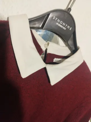 Vestido burdeos con cuello blanco