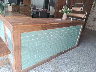 Mostrador Barra con Vitrina