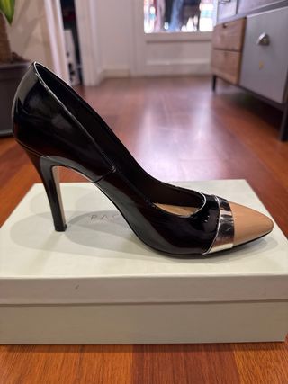 Zapatos de tacón beige y negro