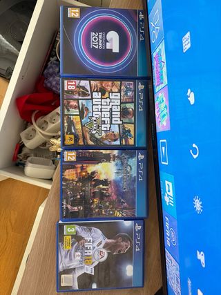 PLAY STATION 4 PS4 1TB Negra + 4 Juegos