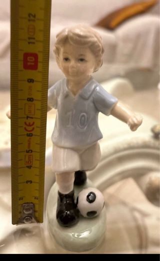 Statua bambino calciatore in ceramica