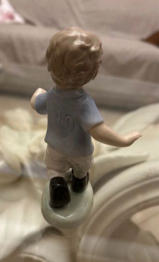 Statua bambino calciatore in ceramica