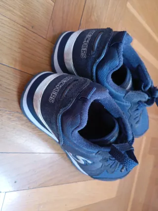 Zapatillas Skechers Negras y Plateadas