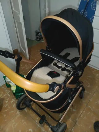 Carrito de bebé negro y dorado