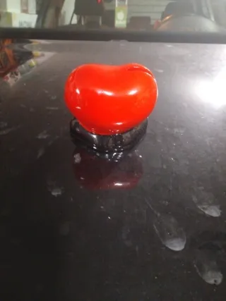 Salvadanaio a forma di cuore rosso