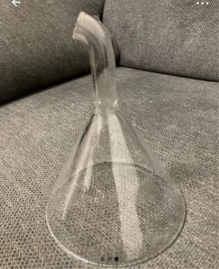 Imbuto in vetro da laboratorio