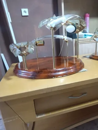 Lámpara de techo dorada y transparente