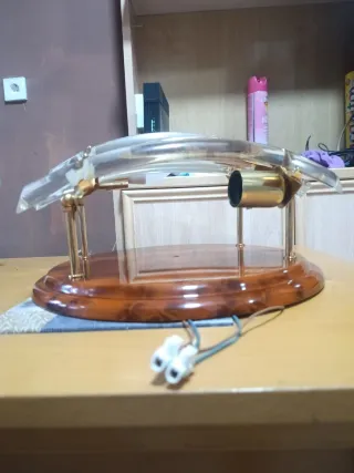 Lámpara de techo dorada y transparente