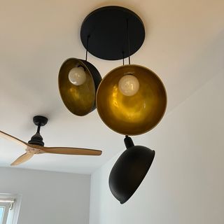 Lámpara colgante Hanbel negra y dorada