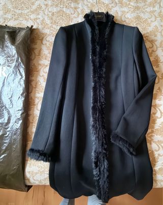 Abrigo negro con detalles de pelo