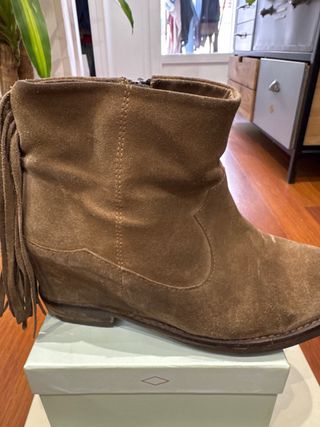 Botín de piel con flecos