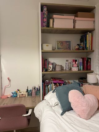 Dormitorio madera y blanco