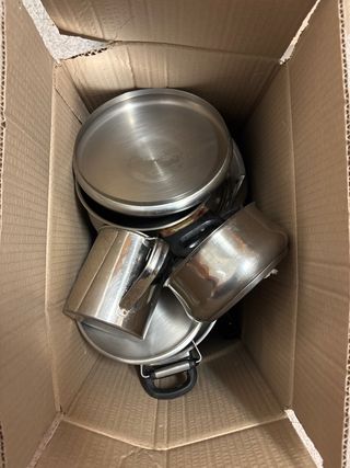 Confezione di pentole in metallo e plastica