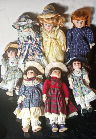 Lotto 7 bambole ceramica