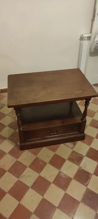 Mesa auxiliar de madera con cajón