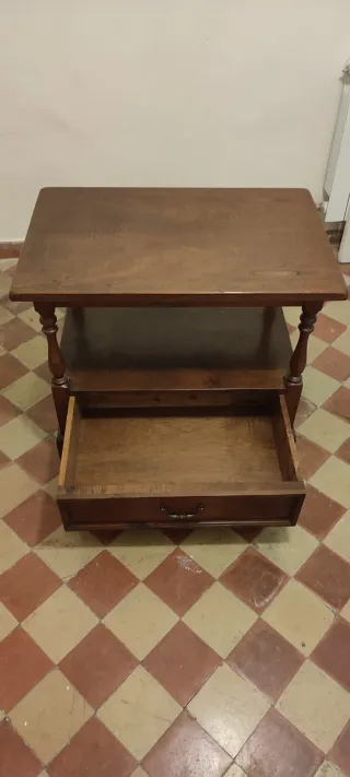 Mesa auxiliar de madera con cajón