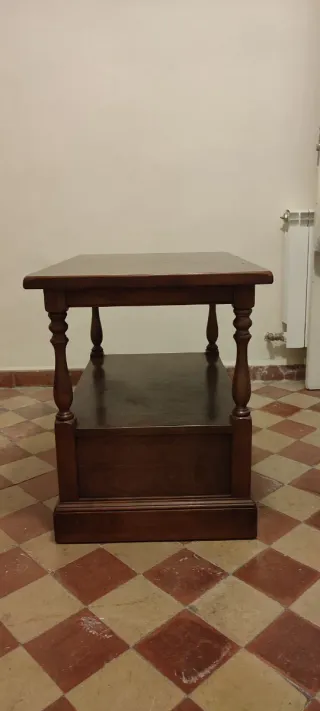 Mesa auxiliar de madera con cajón