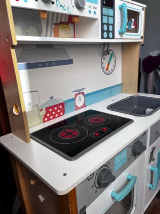 Cocina infantil de madera. funciona perfectamente