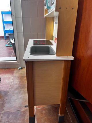 Cocina infantil de madera. funciona perfectamente