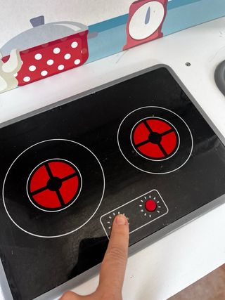 Cocina infantil de madera. funciona perfectamente