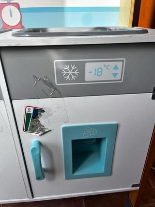 Cocina infantil de madera. funciona perfectamente